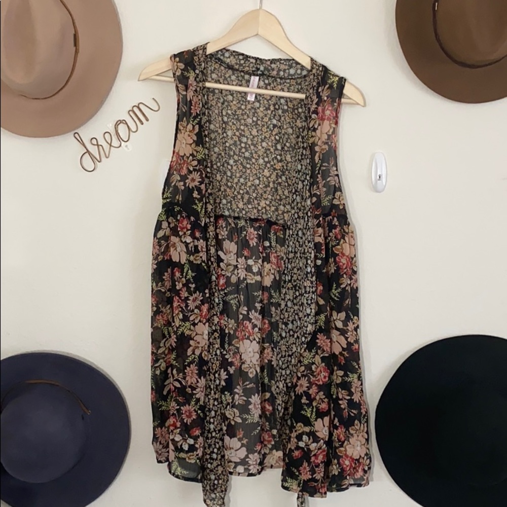 Floral sleeveless kimono. Size small